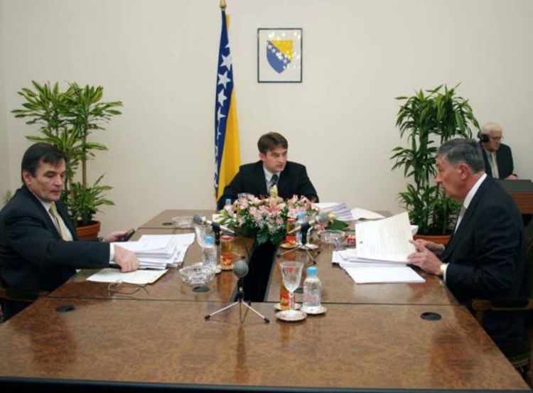 Radmanović za uštede, Silajdžić traži više novca