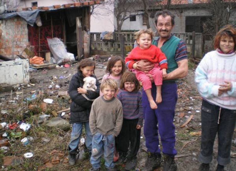 Sa petoro djece žive u četiri kvadrata