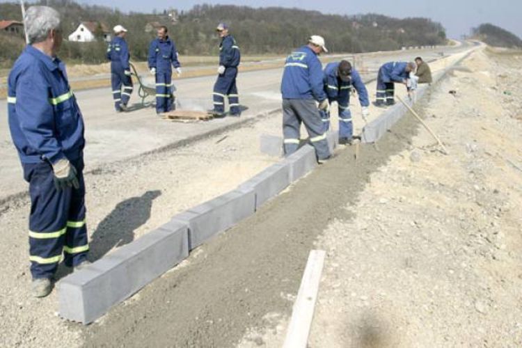  Putevi  ulaze u imanja uz pomoć policije
