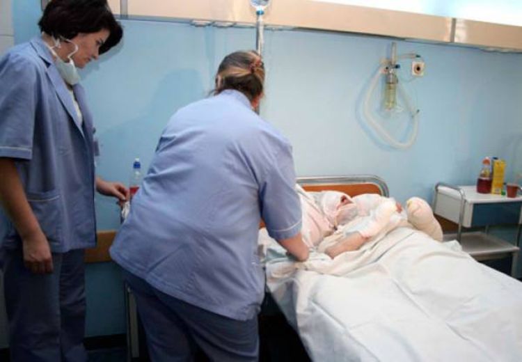 Posuli benzinom i zapalili staricu