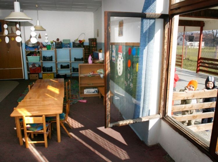 Krov prokišnjava, podovi oronuli