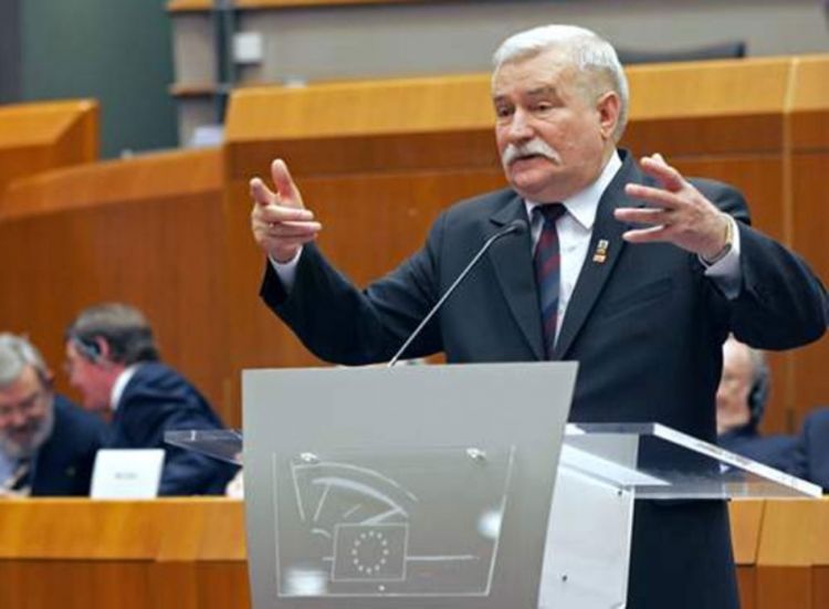 Političarima smanjiti plate na 830 evra