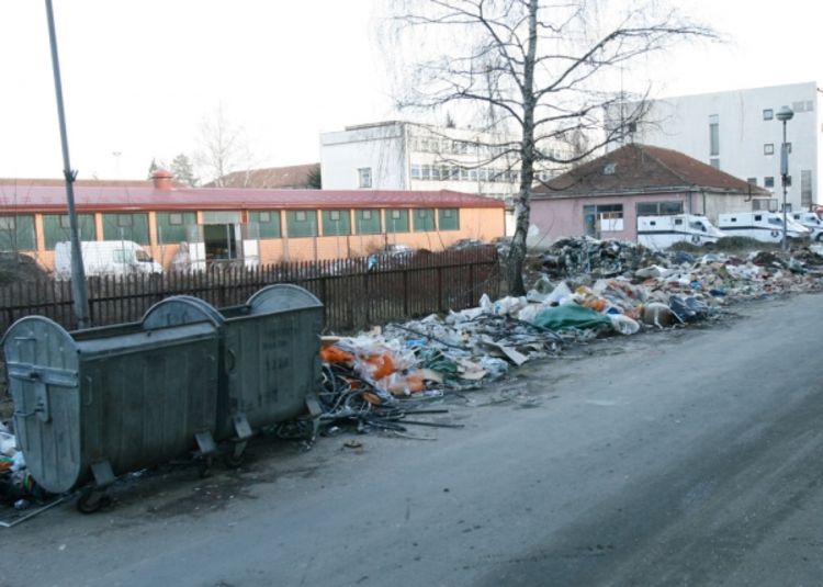 Smeće još u dvorištu