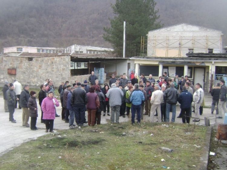 Radnici gladuju i noćivaju ispred fabrike