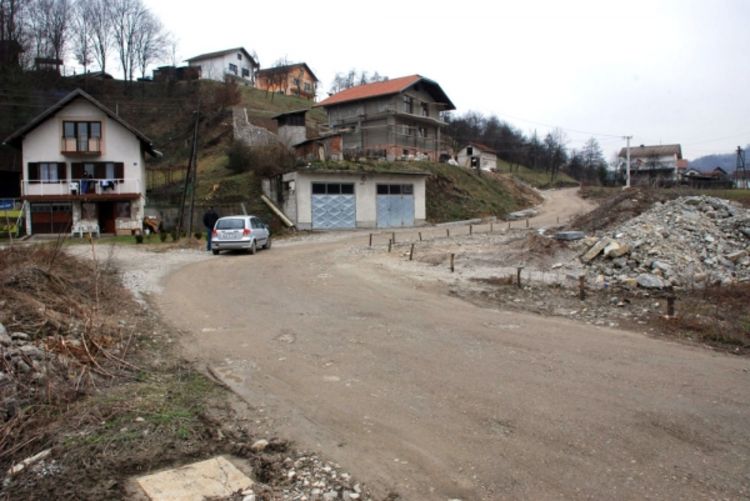 Mještani još čekaju asfalt