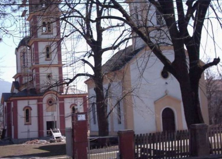 Dvije crkve u istom dvorištu