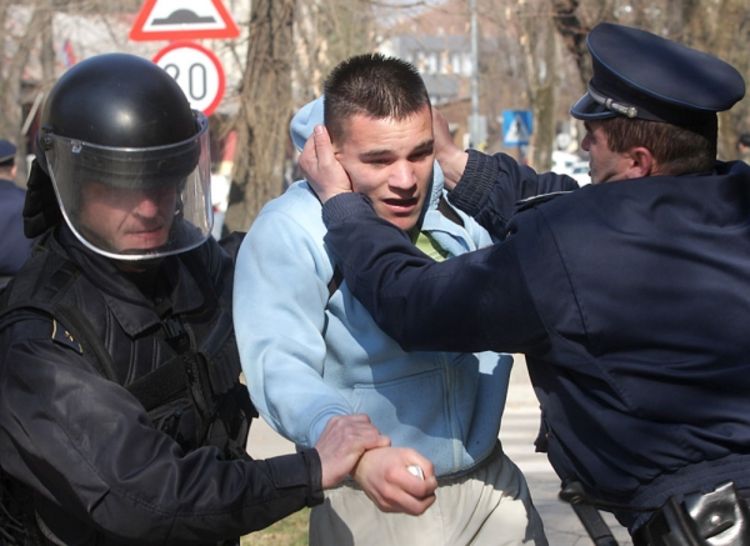 Povrijeđeno 14 policajaca