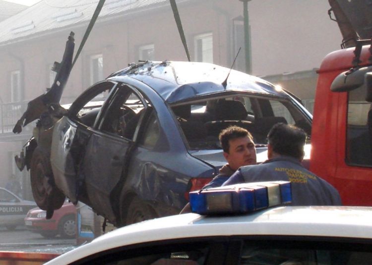 Policajcu raznesen auto