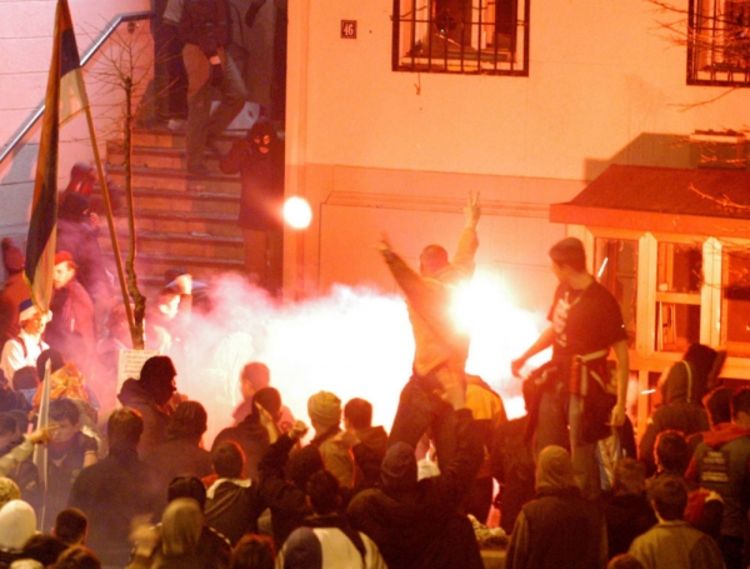 Miting, neredi i pljačke