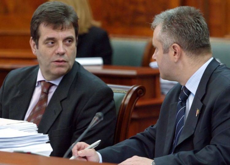 Koštunica kritikuje Dinkića