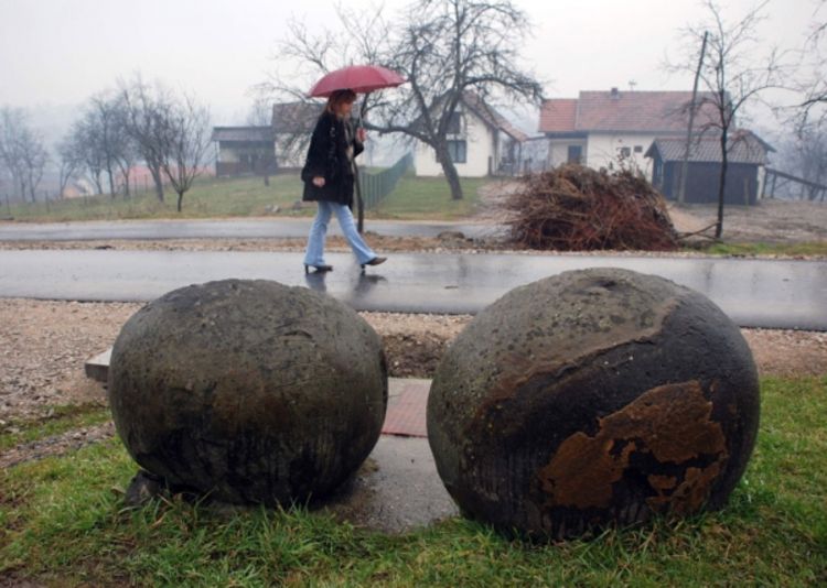 Kamene kugle prepuštene brizi mještana