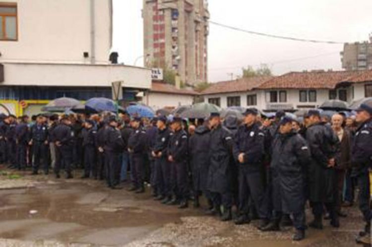 Policija smirila nerede, dvoje ranjeno