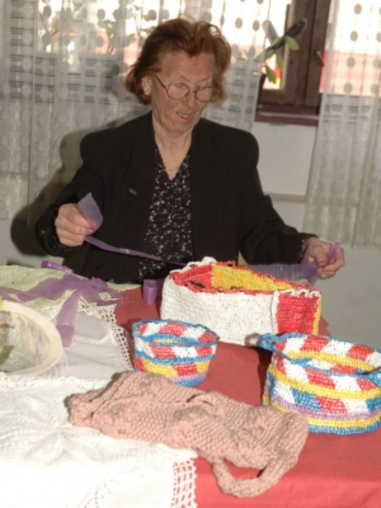 Plastične kese pretvara u ukrase