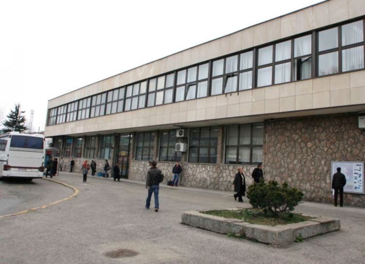 Za plate i naknade101.000 maraka