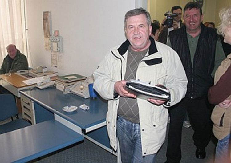 Izbacile direktora iz kancelarije 