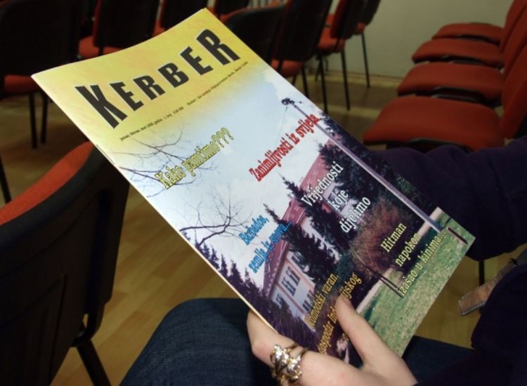 Kerber u rukama đaka