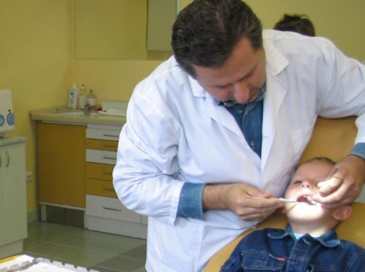 Djeca kod privatnog zubara s knjižicom