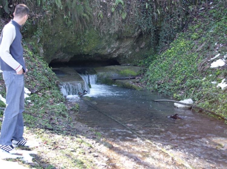 Pored izvora žedni