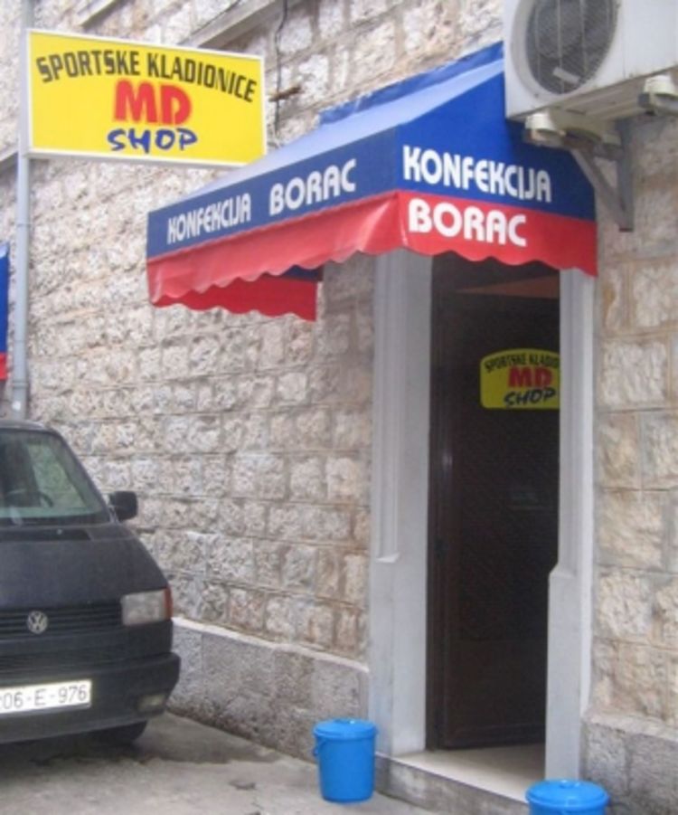 Opljačkali kladionicu, a prisutne zaključali u WC