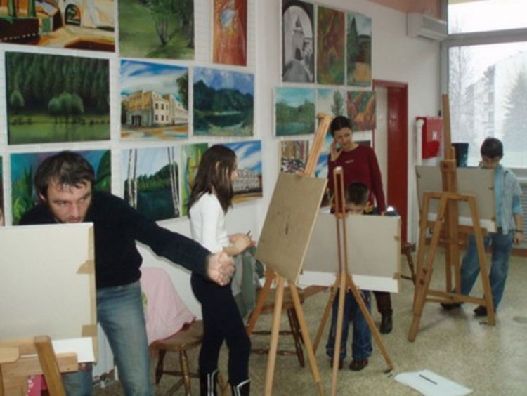 Tridesetak mališana uči da slika