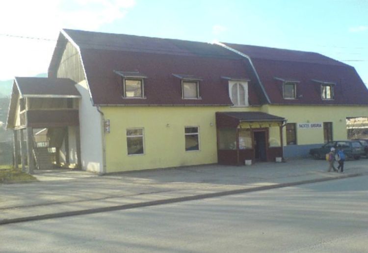 Pretresen motel Okuka