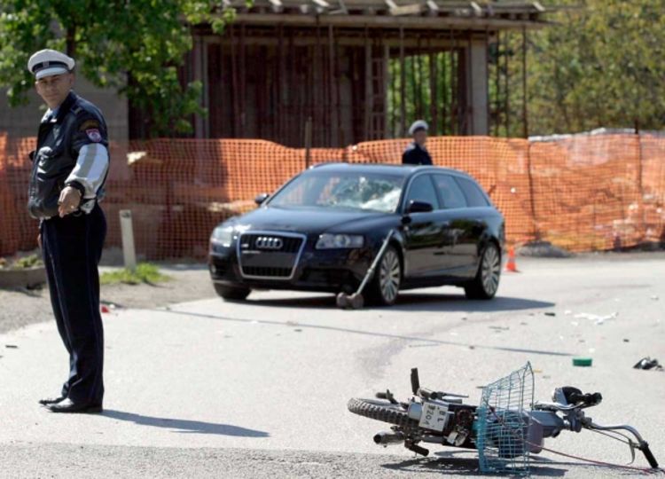 Audijem udario motociklistu