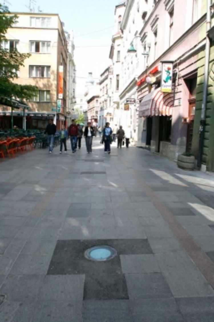 Rupe u Ferhadiji krpe asfaltom