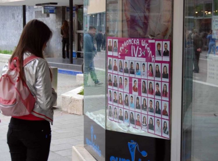 U centru izložene slike maturanata