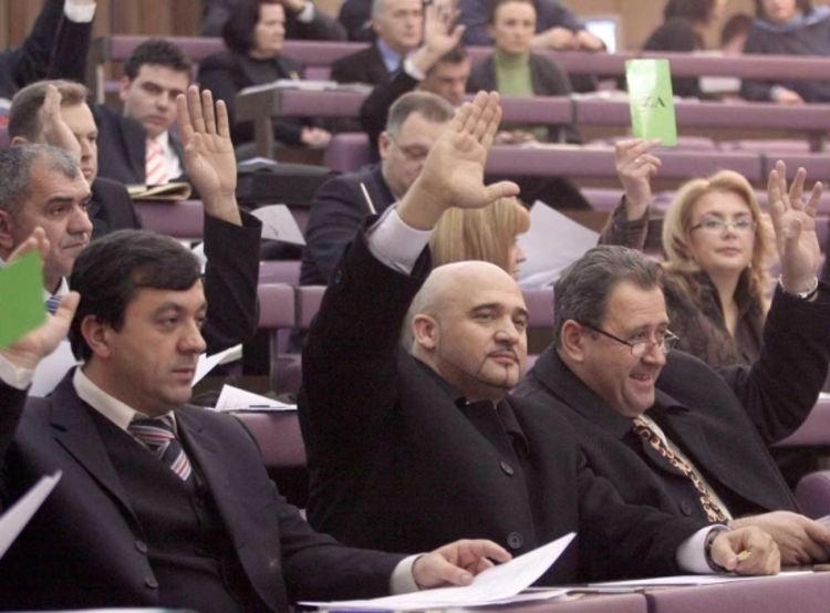 Smanjili platu premijeru, a povećali službenicima