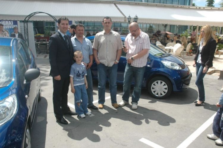 Dva pežoa otišla u komšiluk