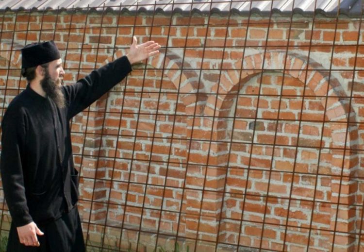 Odnijeli pozlaćene krstove dok su monasi spavali