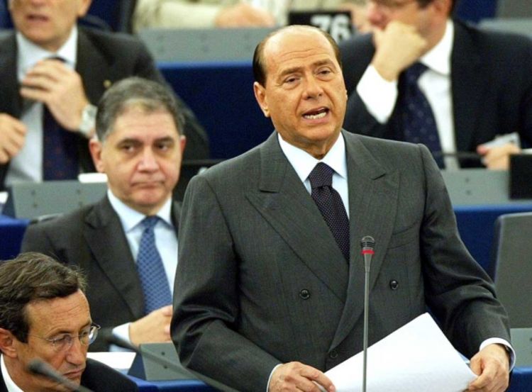 Silvio Berluskoni flertovao s poslanicama