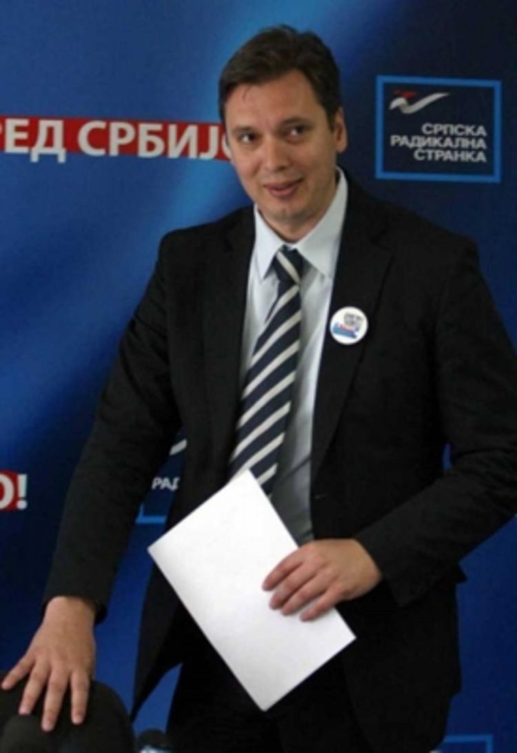 Vučić mjerka fotelju