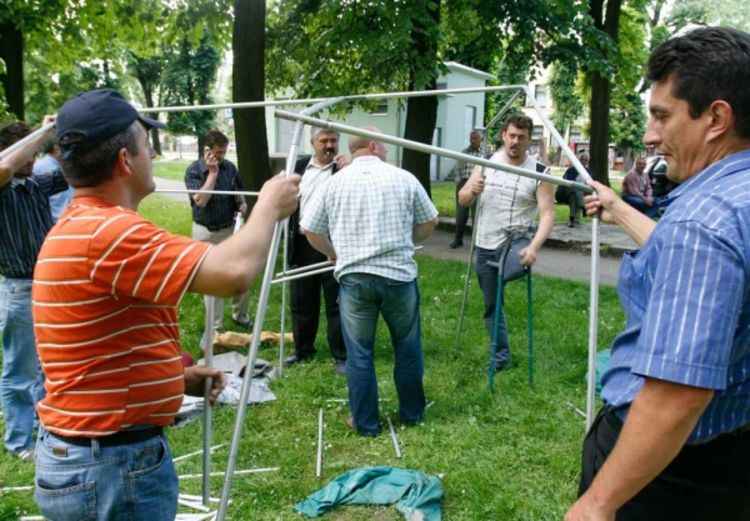 Invalidi spakovali šator