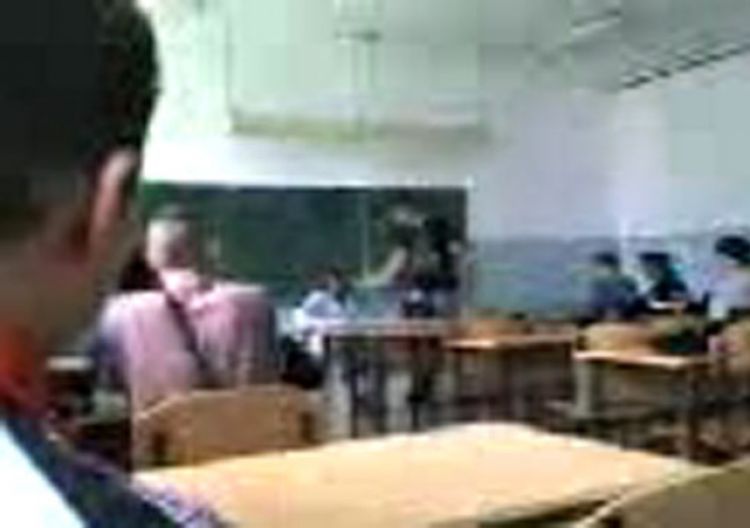 Snimali učenika dok je tukao profesoricu