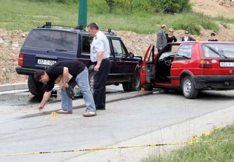 Povrijeđeni dječak i policajac
