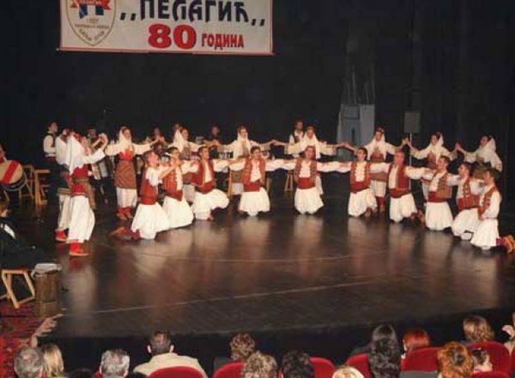 Većina želi da igra samo za svoj narod