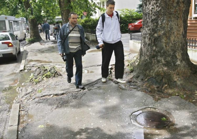Pješaci se sapliću o korijenje