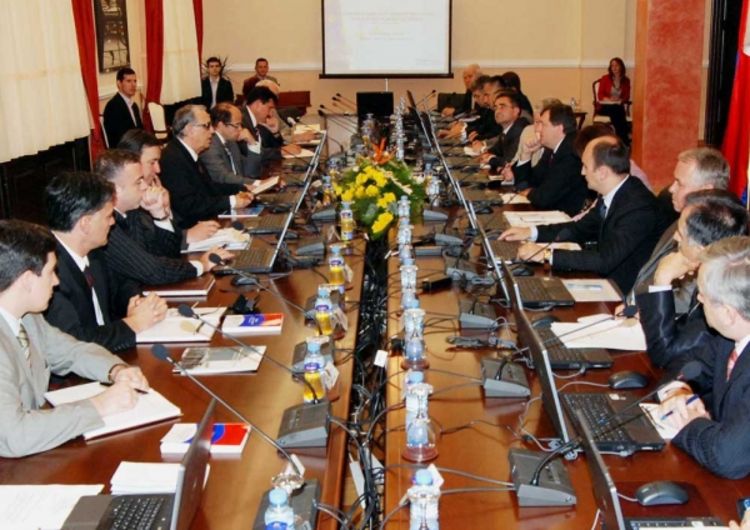 Ruše Borčev stadion i grade parlament RS