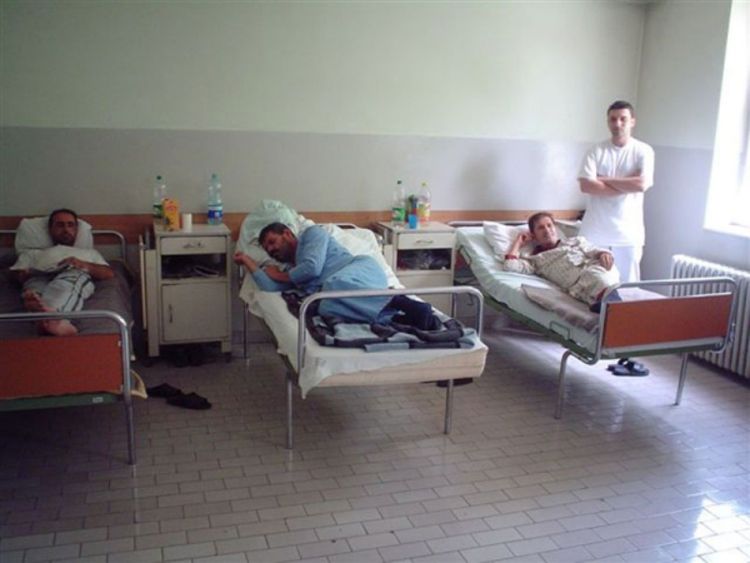 U Doboju dva bolesnika u jednom krevetu