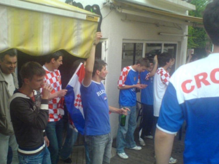 Flašama na hrvatske navijače u Bugojnu
