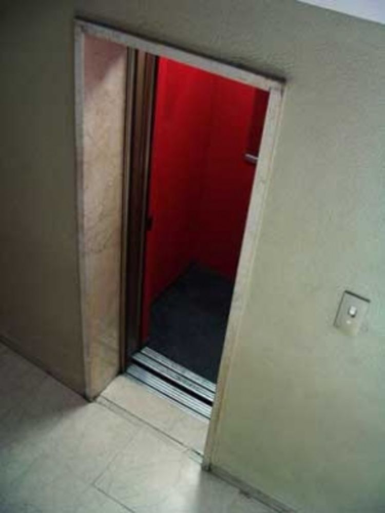 Dječaci nađeni mrtvi u liftu