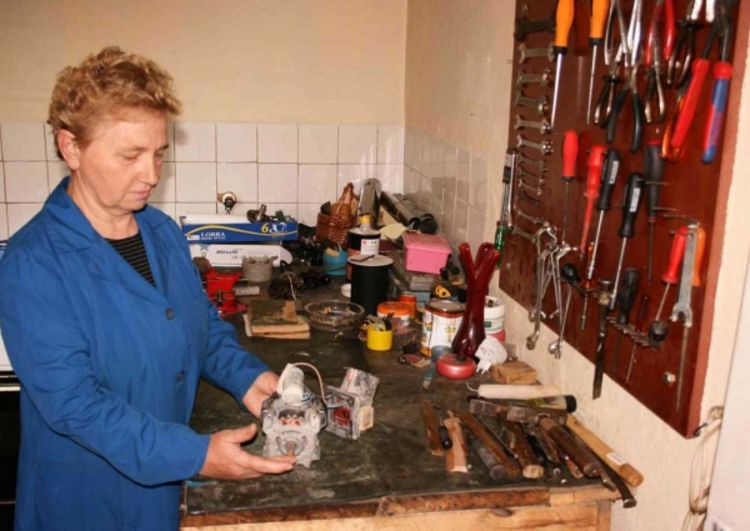 Žena vikluje motore