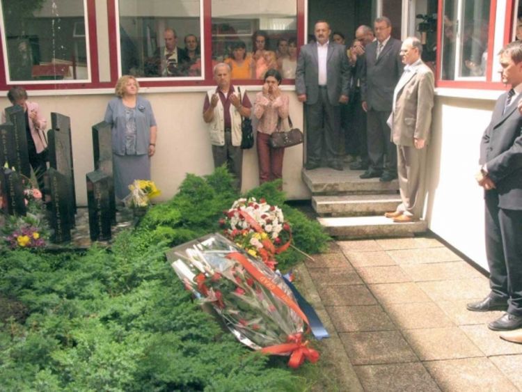 Poginuli u redu za vodu