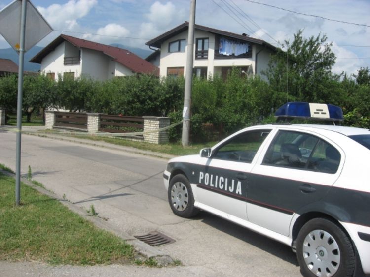 Pucano na kuću i automobil dekana