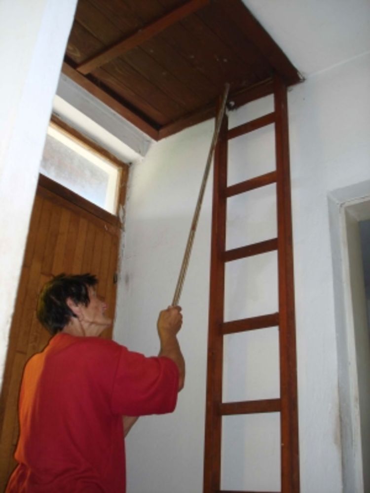 Razbojnici skinuli crijep i ušli u kuću