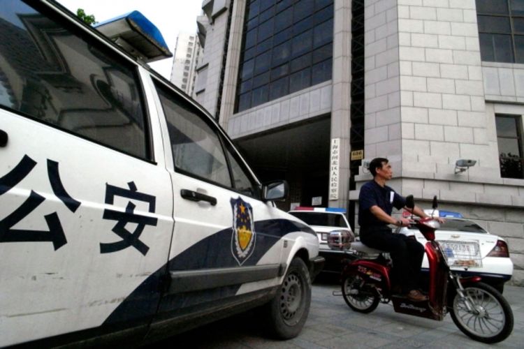 Nožem ubio pet policajaca