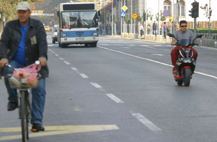 Biciklisti prisiljeni da voze ulicom