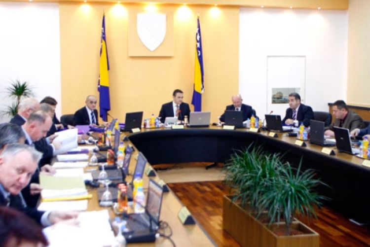 Rasipali novac za plate i naknade