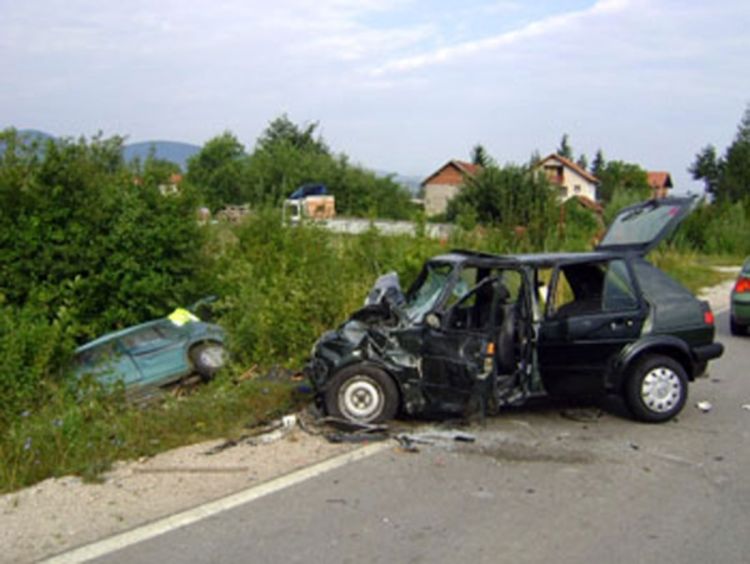 Poginuo vozač golfa